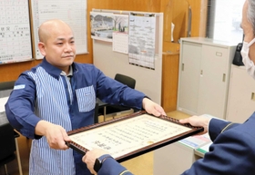 署長感謝状を受け取る戸川和哉さん＝淡路署