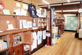 男女共用になったロビー。Ｔシャツや土産などの商品が並ぶ＝淡路市岩屋（撮影・中村有沙）