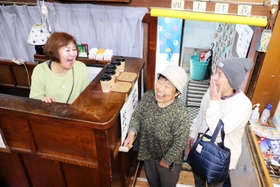 番台に座って常連客と談笑する船橋富美子さん＝淡路市岩屋　（撮影・中村有沙）