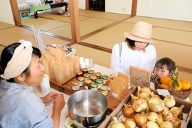 無農薬野菜を扱った商品が並ぶ店＝洲本市五色町鮎原上