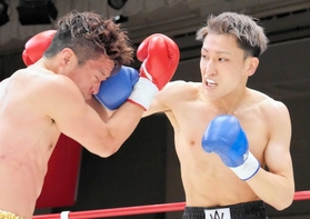 １ラウンドＫＯで初勝利を飾った大利賢佑さん（右）（ｃ）Ｋ－１