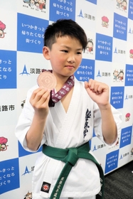 国際親善空手道選手権大会３位になった向田煌君＝淡路市役所