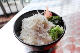 生シラスの丼＝淡路市岩屋
