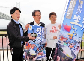 のぼりやポスターを手に生シラスをＰＲする関係者＝淡路市岩屋
