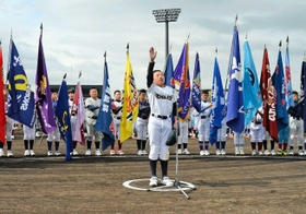 開会式で宣誓する大町イーグルスの林宗介主将＝県立淡路佐野運動公園