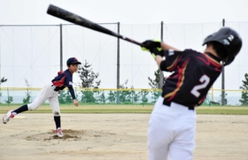 抜群のコントロールで好投した洲本三熊クラブの武市浩司投手＝淡路佐野運動公園