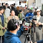 館内ロビーで撮影する出演者とエキストラ＝洲本オリオン