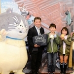 ３千人目の来場者となり、和田和也・淡路総局長（左から２人目）から記念品を受け取る右から中野洋美さん、愛華さん、佑晟君一家＝洲本市文化体育館