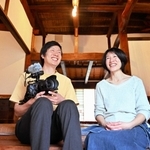 淡路島の古民家を拠点にドキュメンタリー映画を製作する田中貴大さん（左）と岩崎靖子さん＝洲本市
