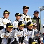 阪神タイガース入団が決まり、激励会で子どもたちと記念撮影する村上頌樹投手＝２０２０年１２月、南あわじ市賀集