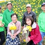 東日本大震災の被災地を訪れ分球の技術を伝える「ふるさとひょうご創生マイスター淡路」のメンバー＝水仙の丘