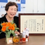 カレンデュラの花と加工した商品を前にマイスター認定を喜ぶ廣田久美さん＝淡路市役所