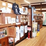男女共用になったロビー。Ｔシャツや土産などの商品が並ぶ＝淡路市岩屋（撮影・中村有沙）