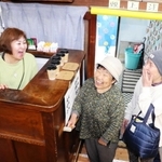番台に座って常連客と談笑する船橋富美子さん＝淡路市岩屋　（撮影・中村有沙）