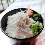 生シラスの丼＝淡路市岩屋