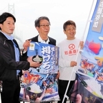 のぼりやポスターを手に生シラスをＰＲする関係者＝淡路市岩屋