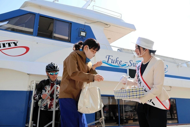 深日港からの初便で洲本港に到着した乗客＝洲本港