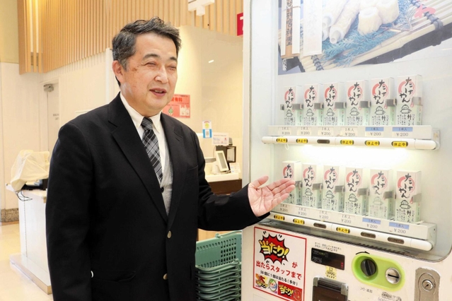 竹ちくわの自販機について語る立谷一磨さん＝淡路市岩屋