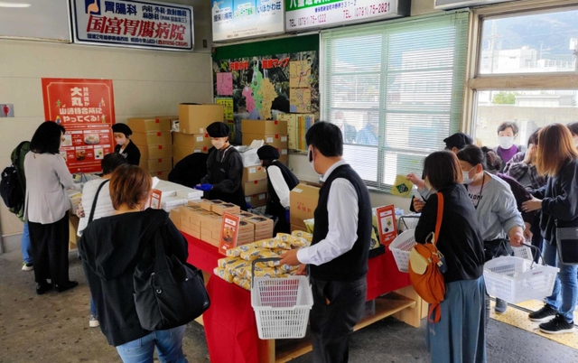 宍粟市山崎町のバス待合所で開かれた出張販売会の様子（神姫バス提供）
