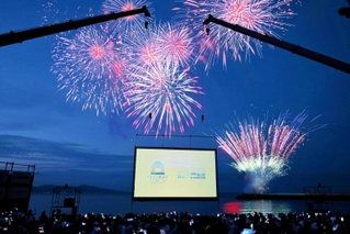 開幕したうみぞら映画祭。海上の特設スクリーンと夜空を花火が彩った＝洲本市海岸通１、大浜海水浴場（撮影・内田世紀）