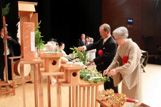 玉串をささげる淡路市代表の渡瀬公平さん（左）みち子さん夫妻＝洲本市文化体育館