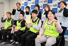 県大会で６年ぶりの優勝を果たした「わいわいサークル」のメンバー＝淡路市役所