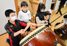 太鼓を打ち鳴らして練習に励む児童ら＝引野公会堂