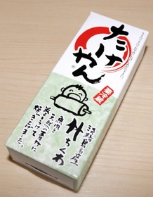 自販機で販売している竹ちくわのパッケージ＝淡路市岩屋
