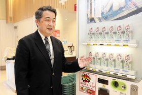 竹ちくわの自販機について語る立谷一磨さん＝淡路市岩屋