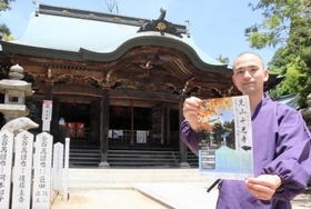 築４００年の本堂と岡崎哲英住職＝先山千光寺