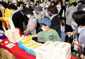 出張販売会に並ぶ買い物客＝洲本バスセンター