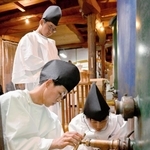 完成した酒のタンクを開ける島本巧さん（手前左）と因來理紗さん（同右）、木上晴登さん（後方）＝千年一酒造