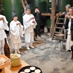 本名孝至宮司の音頭で乾杯する（左から）島本巧さん、因來理紗さん、木上晴登さん＝千年一酒造
