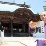 築４００年の本堂と岡崎哲英住職＝先山千光寺