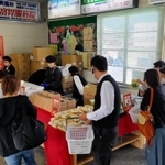 宍粟市山崎町のバス待合所で開かれた出張販売会の様子（神姫バス提供）