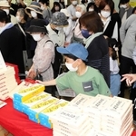出張販売会に並ぶ買い物客＝洲本バスセンター