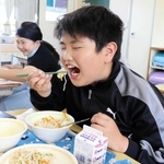 豚丼のタマネギを口に運ぶ児童＝北淡小学校