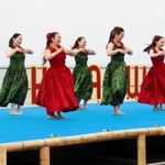 ステージで海を背景にフラダンスを舞う愛好家＝南あわじ市松帆古津路