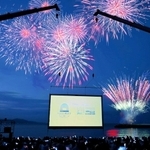 開幕したうみぞら映画祭。海上の特設スクリーンと夜空を花火が彩った＝洲本市海岸通１、大浜海水浴場（撮影・内田世紀）