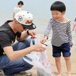 関連イベントの海岸でのごみ拾い。子どもらも参加した