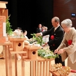 玉串をささげる淡路市代表の渡瀬公平さん（左）みち子さん夫妻＝洲本市文化体育館