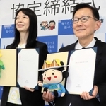 連携協定を結んだ門康彦淡路市長（右）と柴田眞里県弁護士会長＝淡路市生穂新島