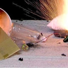 バッテリーが発火する様子（ＮＩＴＥ提供）