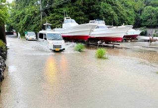 降雨で水がたまった道路＝洲本市由良町由良（いずれも撮影・内田世紀）