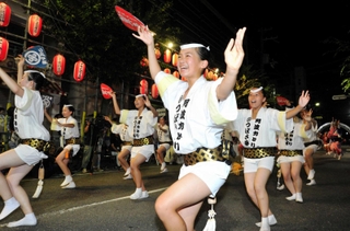 ２０１８年の島まつりで踊りを披露する市民ら＝洲本市内