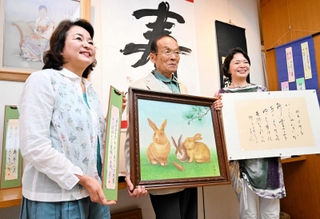 卒寿記念の作品展を開く下村忠さん（中央）と久田美智子さん（左）、上田ルミーさん＝ファッション＆ギャラリー「マルハ」