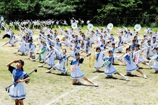 本番に向けて合同練習に励む生徒ら＝南あわじ市内