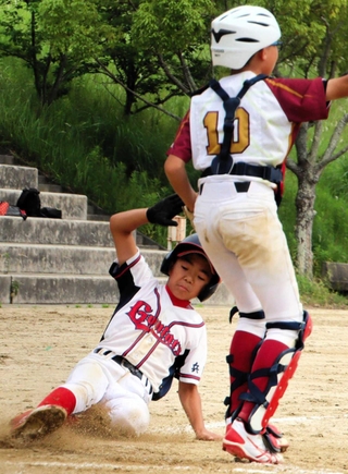 滑り込んで生還する洲本ゴンターズの選手＝五色県民健康村