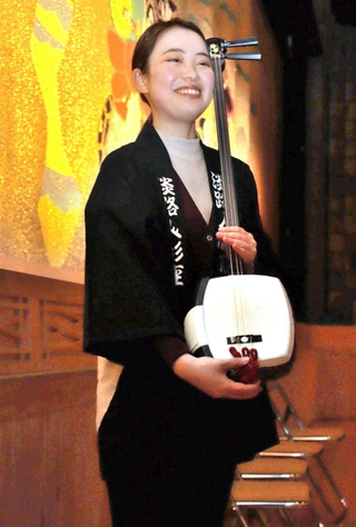 淡路人形座へ１４年ぶりに三味線奏者志望で入座した江本未夢さん＝南あわじ市福良甲