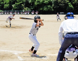 熱戦を繰り広げる選手ら＝阿万スポーツセンター